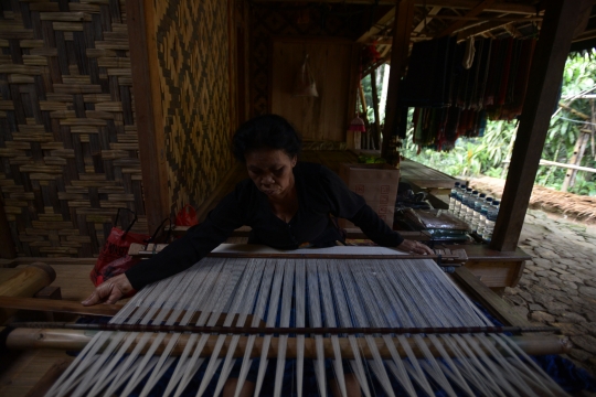 Melihat Pembuatan Kain Tenun Baduy