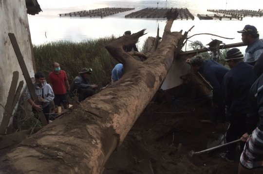 Reruntuhan Akibat Gempa Bermagnitudo 4,8 di Bali