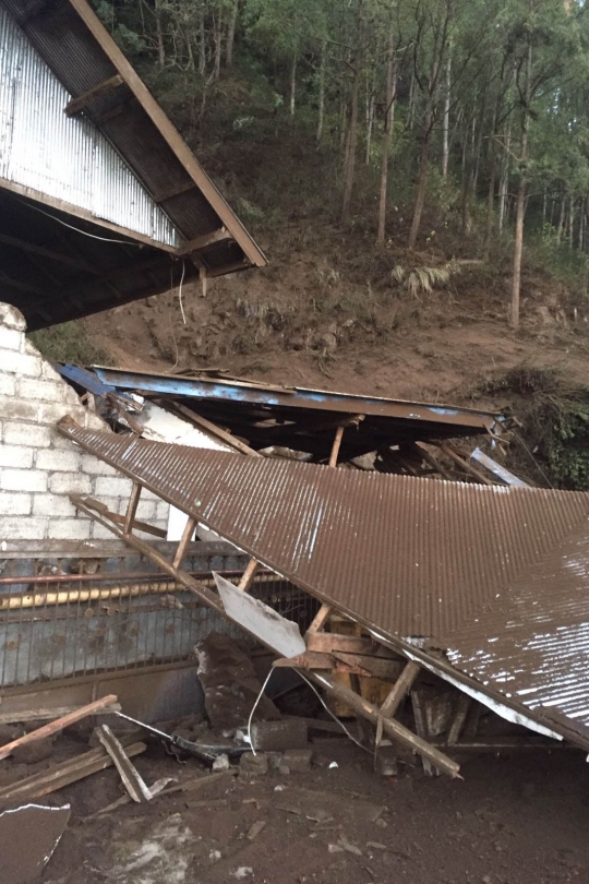 Reruntuhan Akibat Gempa Bermagnitudo 4,8 di Bali