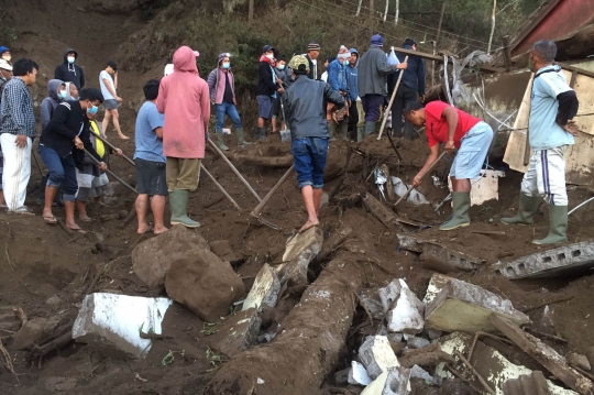 Reruntuhan Akibat Gempa Bermagnitudo 4,8 di Bali