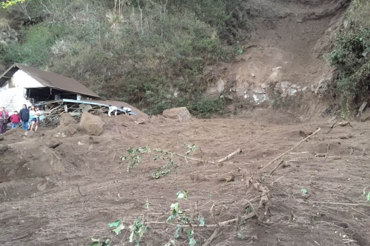 Reruntuhan Akibat Gempa Bermagnitudo 4,8 di Bali