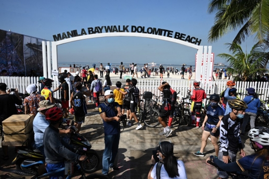 Pelonggaran Pembatasan, Ratusan Warga Manila Padati Pantai