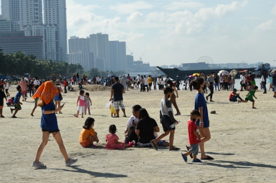 Pelonggaran Pembatasan, Ratusan Warga Manila Padati Pantai