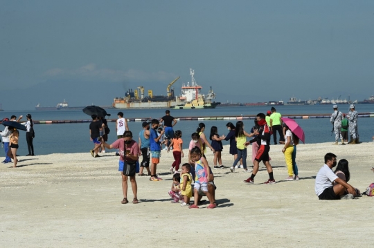 Pelonggaran Pembatasan, Ratusan Warga Manila Padati Pantai