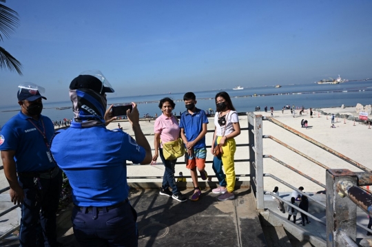 Pelonggaran Pembatasan, Ratusan Warga Manila Padati Pantai