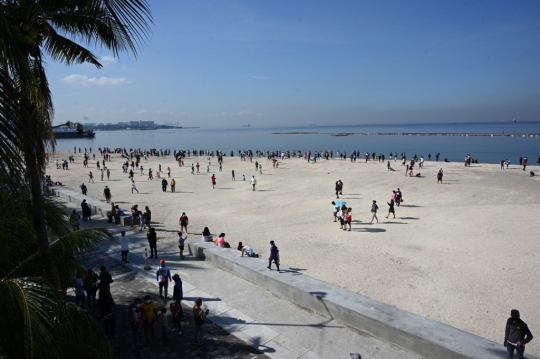 Pelonggaran Pembatasan, Ratusan Warga Manila Padati Pantai