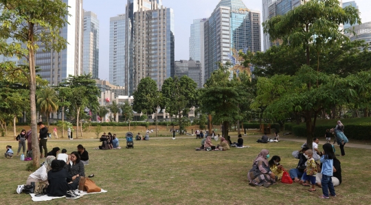 Bersantai Sore Hari di Hutan Kota GBK