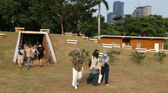 Bersantai Sore Hari di Hutan Kota GBK