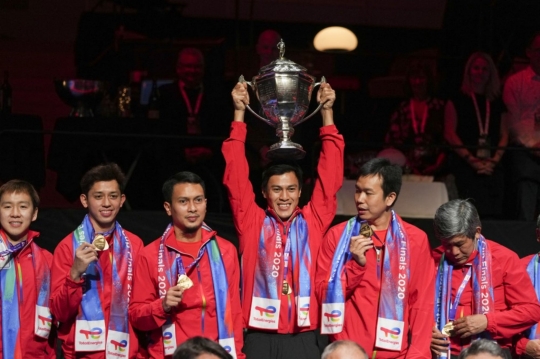 Tim Bulutangkis Indonesia Angkat Piala Thomas