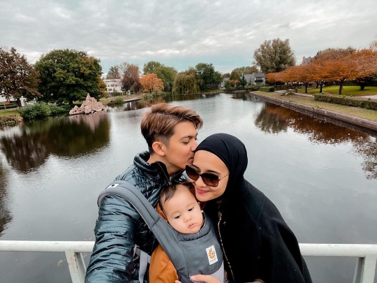 5 Potret Irwansyah & Zaskia Sungkar di Belanda, Kenang Jalani Program Bayi Tabung