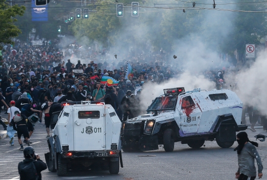 Bentrok Warnai Peringatan Dua Tahun Protes Antipemerintah Chile