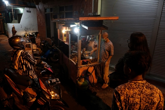 Kisah Pedagang Nasi Goreng Masak Pakai Robot karena Tangan Patah