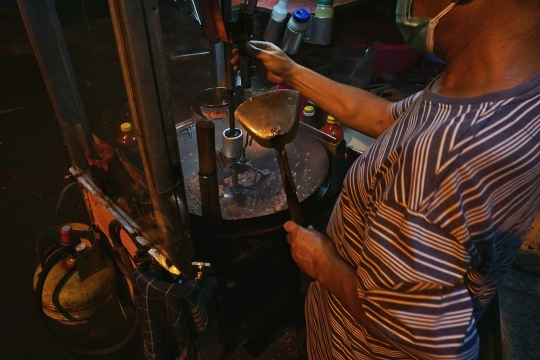 Kisah Pedagang Nasi Goreng Masak Pakai Robot karena Tangan Patah