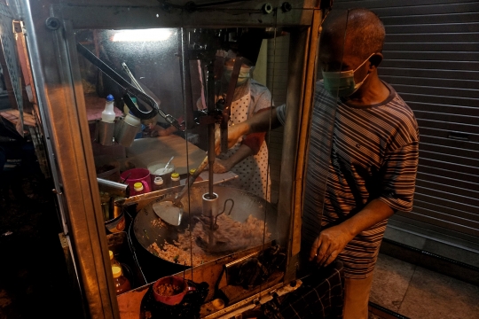 Kisah Pedagang Nasi Goreng Masak Pakai Robot karena Tangan Patah