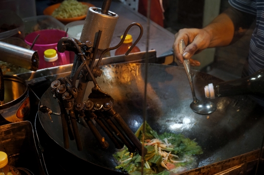 Kisah Pedagang Nasi Goreng Masak Pakai Robot karena Tangan Patah