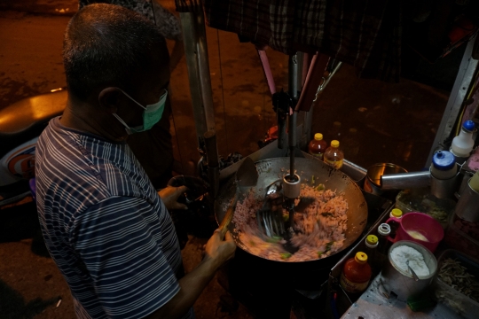 Kisah Pedagang Nasi Goreng Masak Pakai Robot karena Tangan Patah