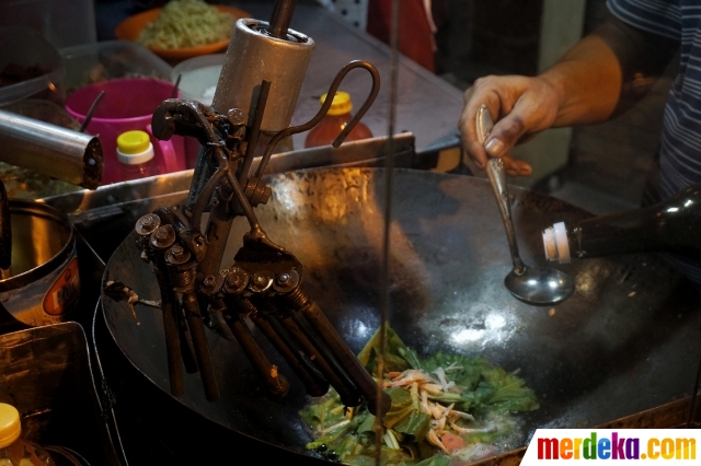 Foto Kisah Pedagang Nasi Goreng Masak Pakai Robot Karena Tangan Patah Merdeka Com