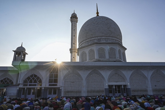 Antusiasme Muslim Kashmir Saksikan Sehelai Jenggot Nabi Muhammad