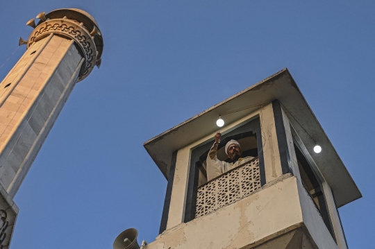 Antusiasme Muslim Kashmir Saksikan Sehelai Jenggot Nabi Muhammad