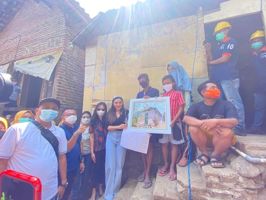 Salut! Potret Ashanty Bantu Bedah Rumah Warga di Mojokerto, Bikin Terenyuh