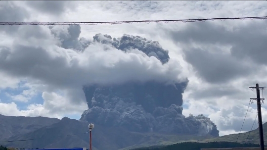 Dahsyatnya Letusan Gunung Aso Jepang