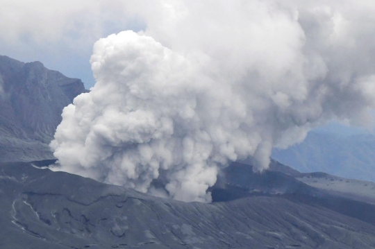 Dahsyatnya Letusan Gunung Aso Jepang