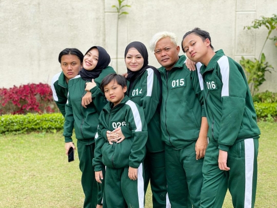 Potret Keluarga Sule Pakai Kostum Warna Hijau Squid Game, Netizen Gemas dengan Njan