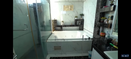 Pengusaha Bakmi Cantik Punya Rumah 4 Lantai dan Sederet Mobil Mewah, Intip Potretnya