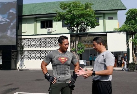 Ekspresi Kasad Jenderal TNI Andika Jadi Sorotan saat Fitnes, Dikawal Ketat Anggota