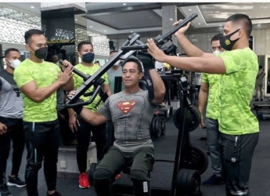 Ekspresi Kasad Jenderal TNI Andika Jadi Sorotan saat Fitnes, Dikawal Ketat Anggota