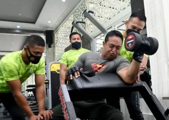 Ekspresi Kasad Jenderal TNI Andika Jadi Sorotan saat Fitnes, Dikawal Ketat Anggota