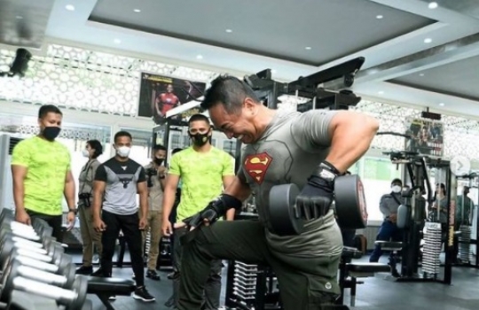 Ekspresi Kasad Jenderal TNI Andika Jadi Sorotan saat Fitnes, Dikawal Ketat Anggota