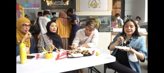 Bikin Shock, Nagita Slavina Boyong Jajanan Mal ke Rumah Zaskia Sungkar dan Irwansyah