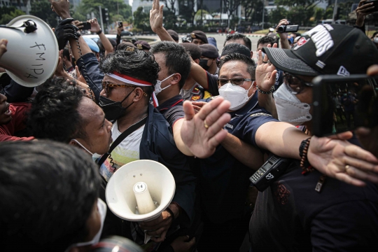 Saling Dorong Mahasiswa dan Polisi Warnai Demo 2 Tahun Jokowi-Ma'ruf
