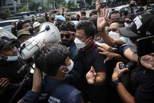 Saling Dorong Mahasiswa dan Polisi Warnai Demo 2 Tahun Jokowi-Ma'ruf