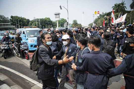 Saling Dorong Mahasiswa dan Polisi Warnai Demo 2 Tahun Jokowi-Ma'ruf