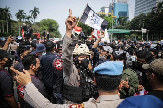 Saling Dorong Mahasiswa dan Polisi Warnai Demo 2 Tahun Jokowi-Ma'ruf