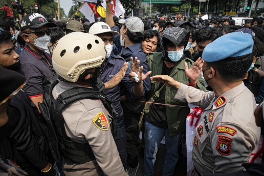 Saling Dorong Mahasiswa dan Polisi Warnai Demo 2 Tahun Jokowi-Ma'ruf