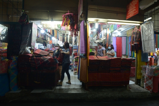 Pedagang Kain Ulos di Pasar Senen Mulai Ramai Pembeli