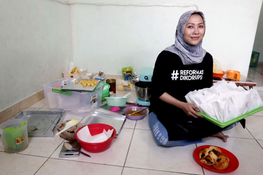 Kisah Mantan Pegawai KPK Jadi Penjual Kue Kering