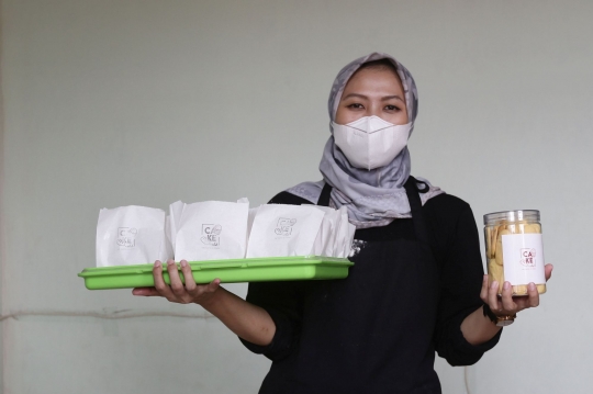 Kisah Mantan Pegawai KPK Jadi Penjual Kue Kering