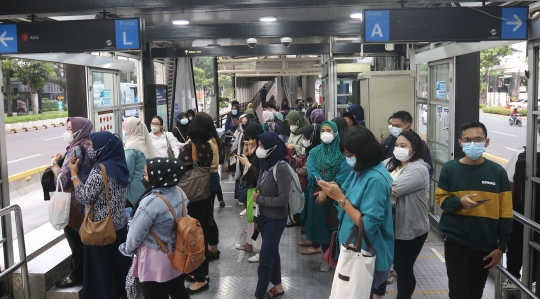 Suasana Transjakarta Saat Pemberlakuan Kapasitas Penumpang 100 Persen