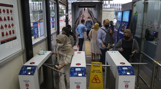 Suasana Transjakarta Saat Pemberlakuan Kapasitas Penumpang 100 Persen