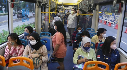 Suasana Transjakarta Saat Pemberlakuan Kapasitas Penumpang 100 Persen