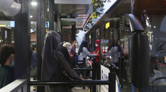 Suasana Transjakarta Saat Pemberlakuan Kapasitas Penumpang 100 Persen