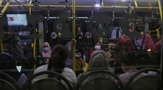 Suasana Transjakarta Saat Pemberlakuan Kapasitas Penumpang 100 Persen