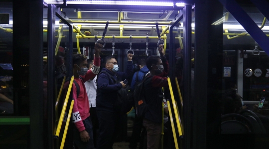 Suasana Transjakarta Saat Pemberlakuan Kapasitas Penumpang 100 Persen