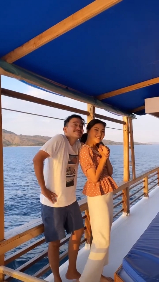 So Sweet! 5 Potret Romantis Ruben Onsu dan Sarwendah Liburan di Labuan Bajo