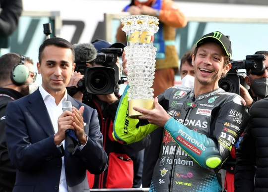 Ekspresi Valentino Rossi Terima Penghargaan Prestasi Seumur Hidup