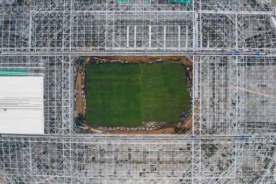 Melihat Lebih Dekat Rumput Hybrid di Jakarta International Stadium